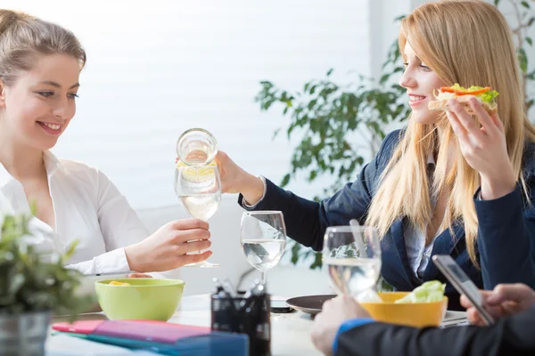 Geschäftsteam isst Mittagessen — Stockfoto