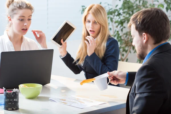 Mann verschüttet Tee auf Dokumenten — Stockfoto