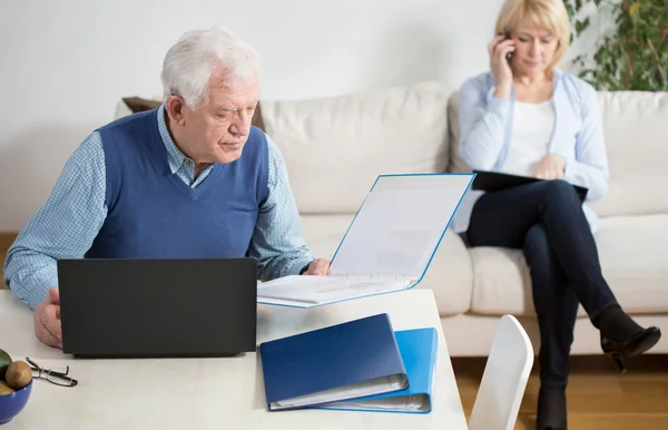 Paar thuis werken — Stockfoto