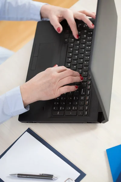 Γυναίκα τα χέρια σε φορητό υπολογιστή — Φωτογραφία Αρχείου