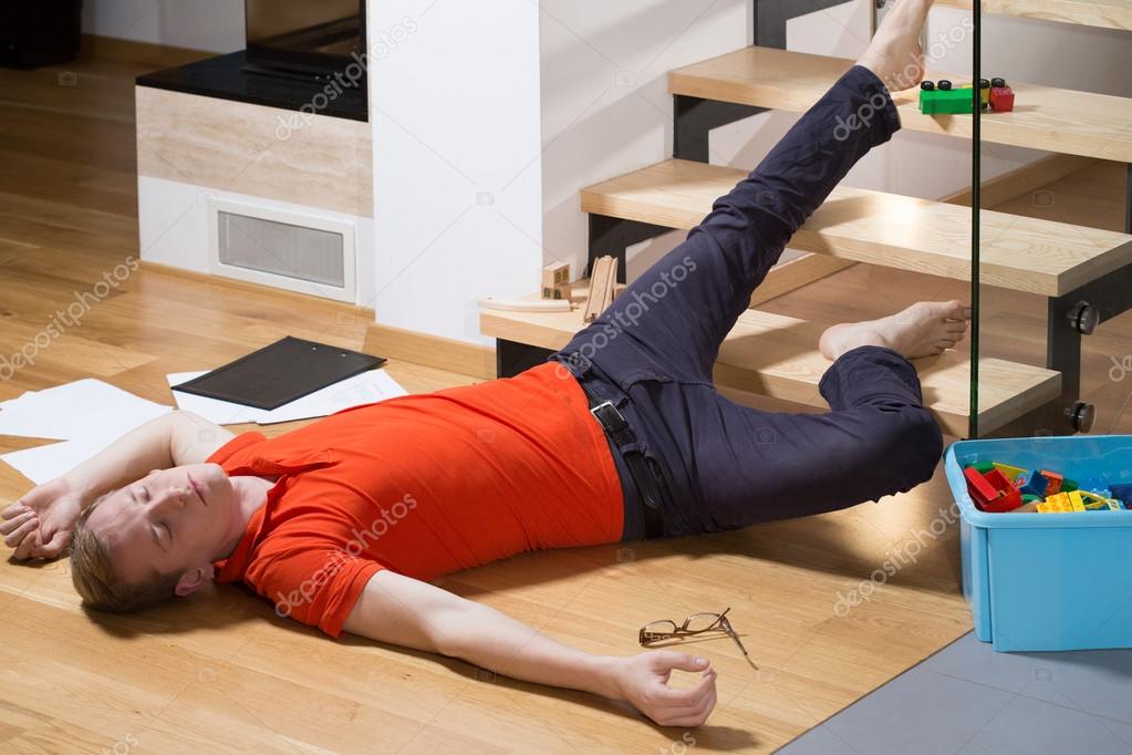 терпи и молчи даже лежа на полу