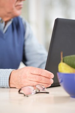 bilgisayar ile yaşlı adam