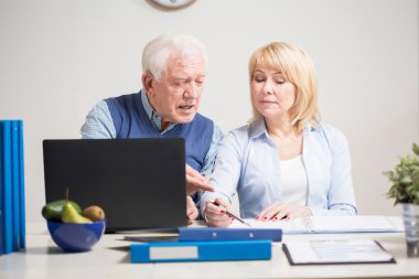 yaşlı insanların birlikte çalışma