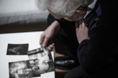 dul resimleri izliyor