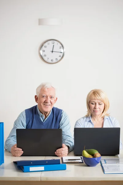 Couple d'aînés travaillant ensemble — Photo