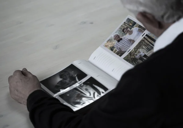 Tittar in i familjens fotoalbum — Stockfoto