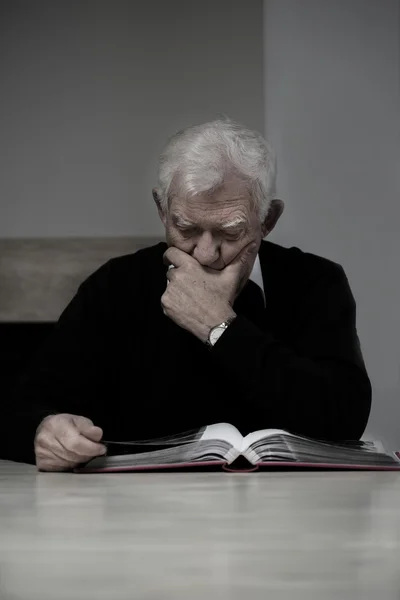 Viejo mirando álbum de fotos — Foto de Stock