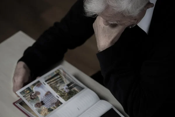 Looking at photos with wife — Stock Photo, Image