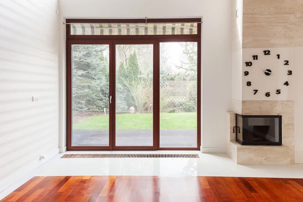 Sala de estar con ventana grande — Foto de Stock