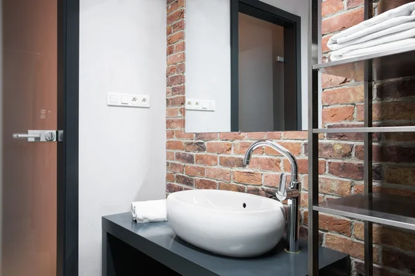 Salle de bain avec mur de briques — Photo