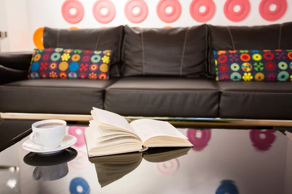 Buch und Kaffeetasse auf dem Tisch — Stockfoto