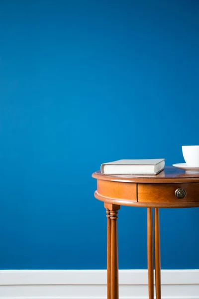 Round wooden coffee table — Stock Photo, Image