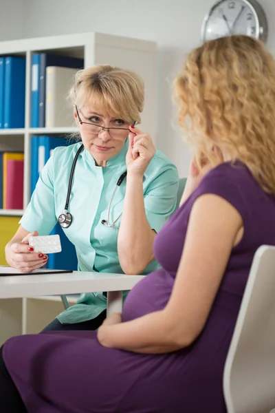 Caring gynecologist and expectant mother — Stock Photo, Image