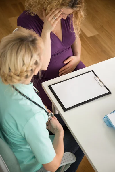 Gravid kvinna må dåligt — Stockfoto