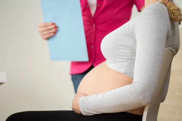 Mujer embarazada mostrando vientre — Foto de Stock