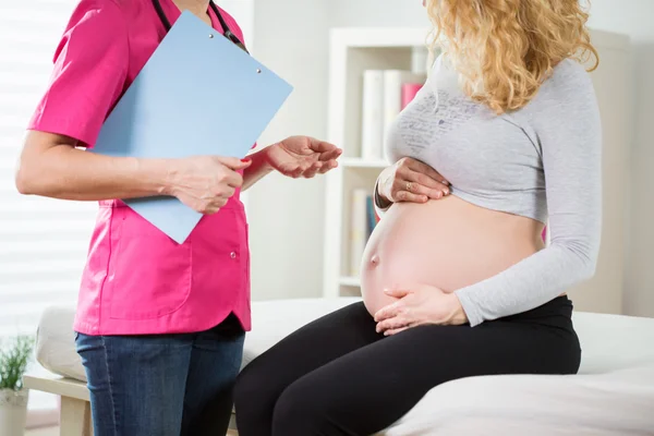 Kvinna i avancerade graviditet — Stockfoto