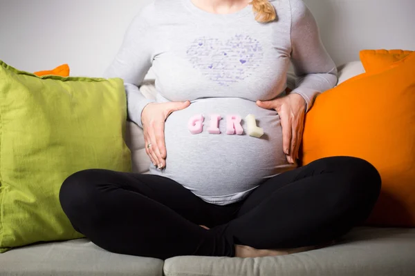 Žena v pokročilém těhotenství čeká dívka — Stock fotografie
