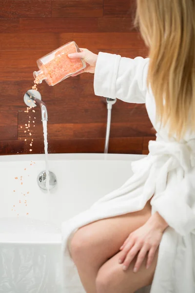 La mujer se prepara para tomar un baño — Foto de Stock