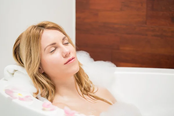Mujer descansando durante el baño — Foto de Stock