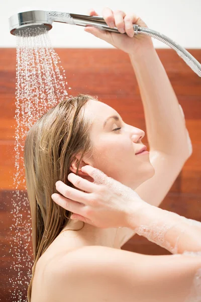 Frau wäscht sich die Haare — Stockfoto