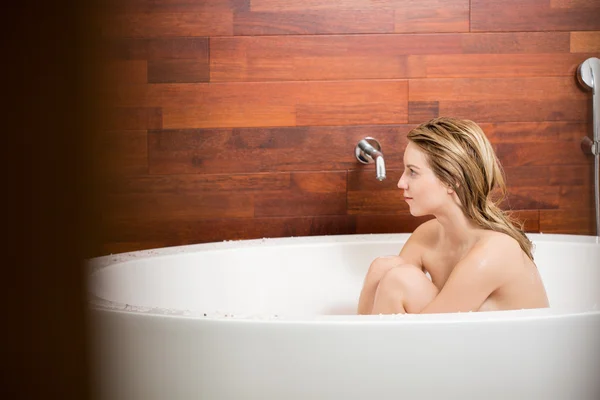 Mujer sentada en la bañera —  Fotos de Stock