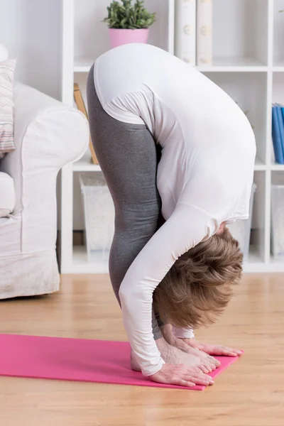 Uitgerekt oudere vrouw — Stockfoto