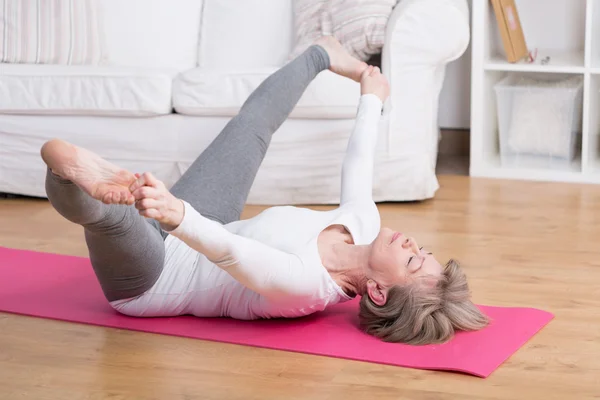 Mattina ginnastica a casa — Foto Stock