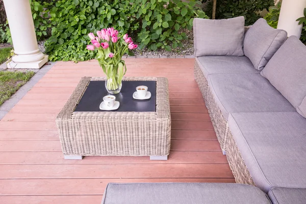 Zomerhuis met rieten meubels — Stockfoto