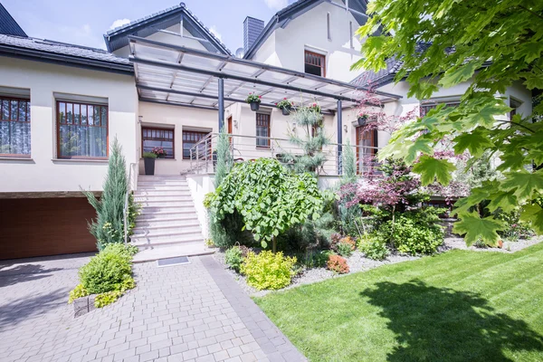 Exklusive Villa in der Vorstadt — Stockfoto