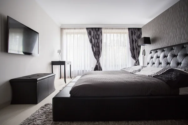 Розкішна спальня в сірому кольорі — стокове фото