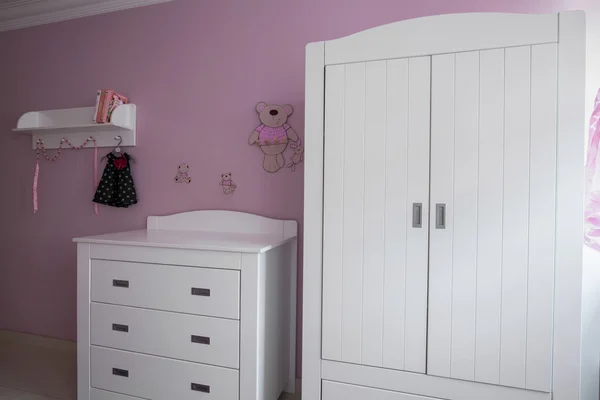 Habitación de bebé blanco y rosa — Foto de Stock