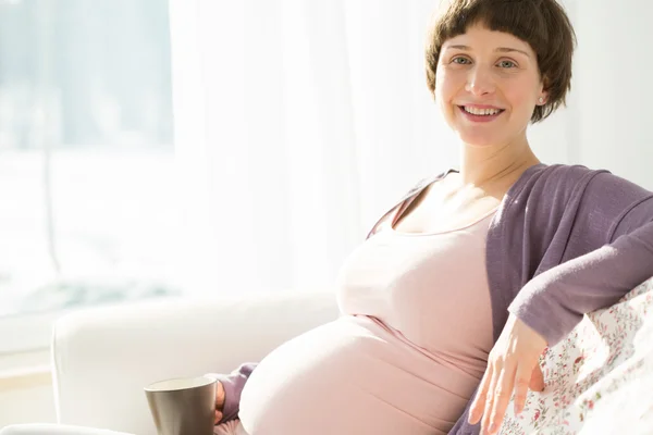 Usmívající se těhotná žena — Stock fotografie