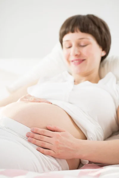 Zukünftige Mutter berührt ihren Bauch — Stockfoto