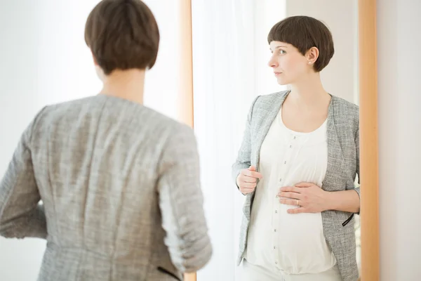 Schwangerschaft im Spiegelbild — Stockfoto