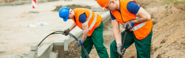 Arbeiter graben ein Loch — Stockfoto