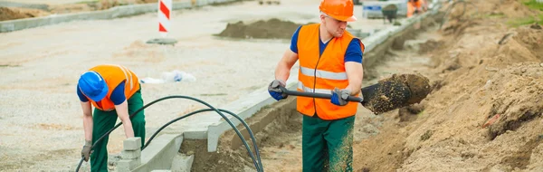 Das Umgraben der Stromkabel — Stockfoto