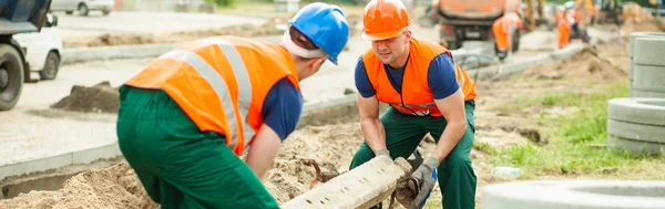 Schwerer Zementbau — Stockfoto