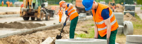 Lavoratore sta cercando di spostare un kurb — Foto Stock