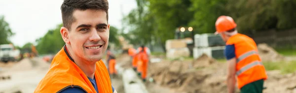 Trabalhador está sorrindo por causa de seu trabalho — Fotografia de Stock