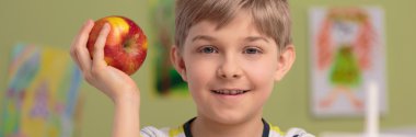 Çocuğun elma ile fotoğraf