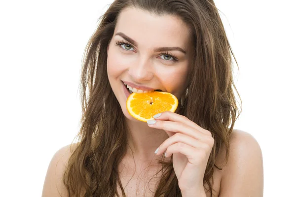 Kadın bir portakal ısırma — Stok fotoğraf