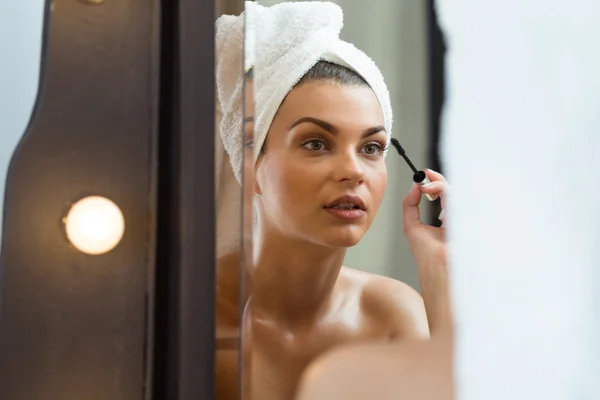 Frau trägt Wimperntusche auf — Stockfoto