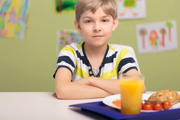 Niño y su almuerzo — Foto de Stock