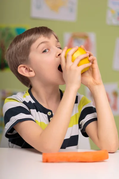 Little child eating delicious apple — Stock Photo, Image