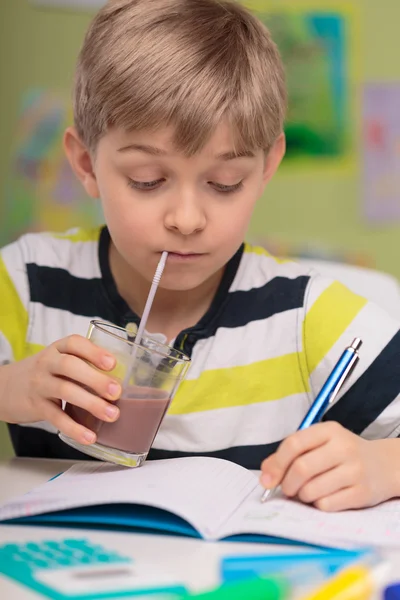 Kind en chocolade melk — Stockfoto