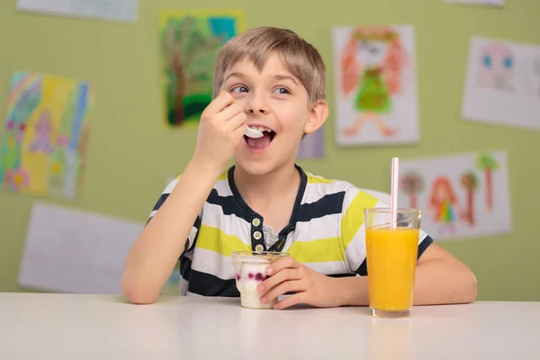 Kind en gezonde snack — Stockfoto