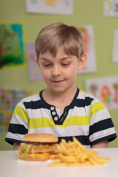 Dziecko i fast food na obiad — Zdjęcie stockowe