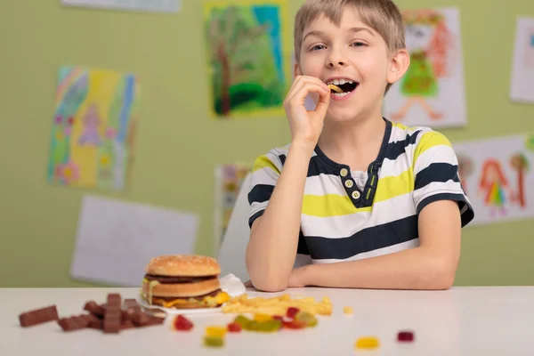 Kid and unhealthy snacks — Stock Photo, Image