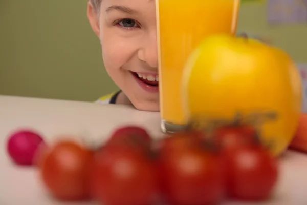 Gelukkig kind en eten — Stockfoto