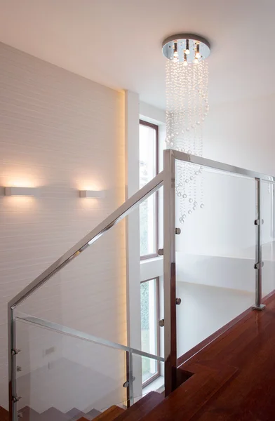 Treppe mit Glasschienen — Stockfoto